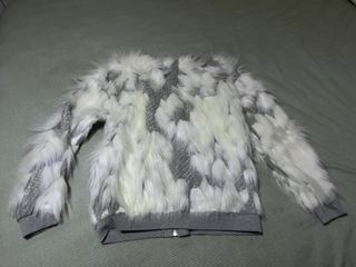 Chaqueta pelo Zara gris y blanco