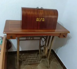 Máquina de coser Alfa antigua