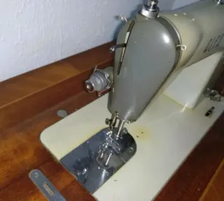 Máquina de coser Alfa antigua