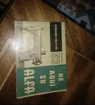 Máquina de coser Alfa antigua