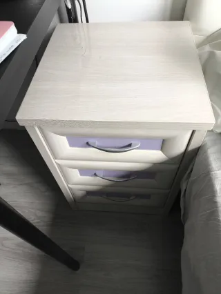 Mesita de noche beige y morada