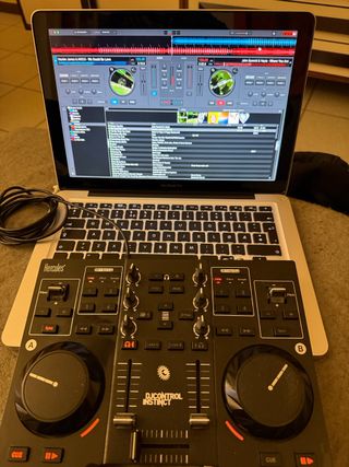 MacBook Pro + Hercules Console DJ Ready-to-Party