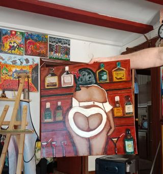 "Mujer en la barra esperando pasión"