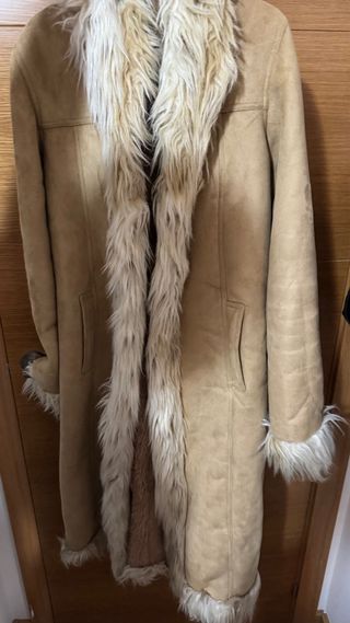 Abrigo ante beige con cuello de pelo