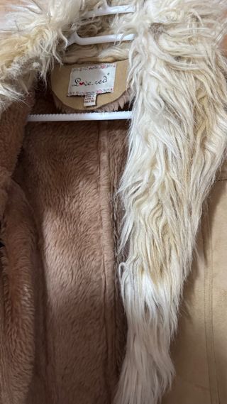 Abrigo ante beige con cuello de pelo