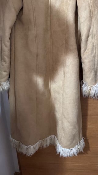 Abrigo ante beige con cuello de pelo