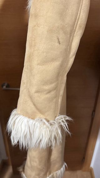 Abrigo ante beige con cuello de pelo