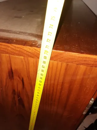 Mueble de madera de pino