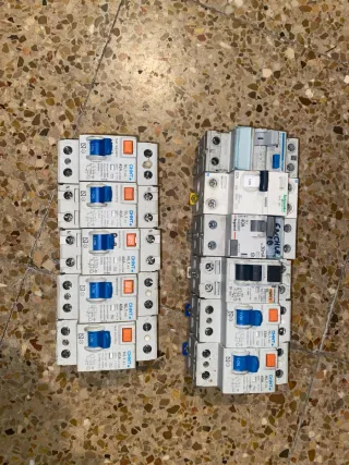 Lote de interruptores diferenciales en buen estado