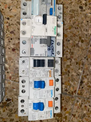 Lote de interruptores diferenciales en buen estado