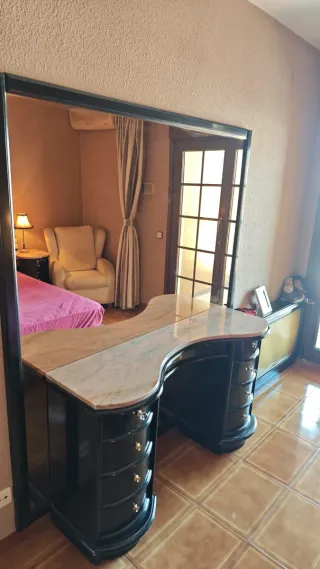 Tocador negro con mármol y mesitas de noche