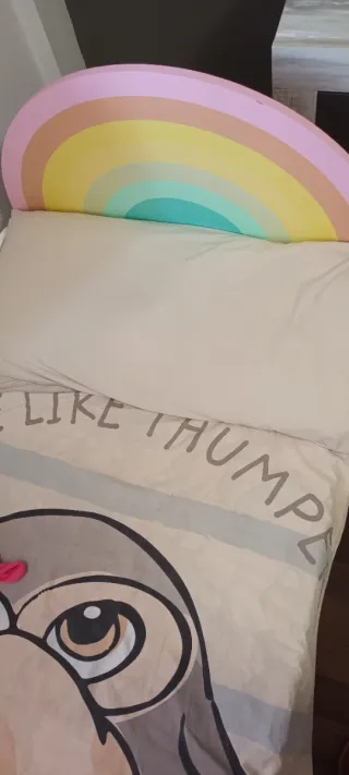 Cama infantil con diseño de arcoíris