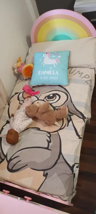 Cama infantil con diseño de arcoíris