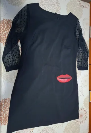 Vestido negro con labios rojos