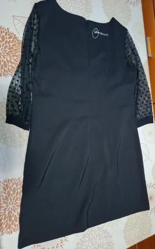 Vestido negro con labios rojos