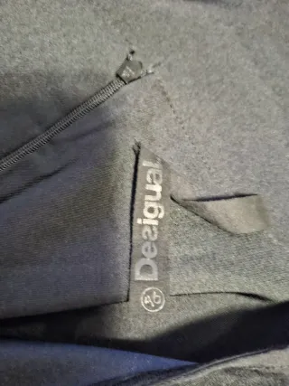 Vestido negro con labios rojos