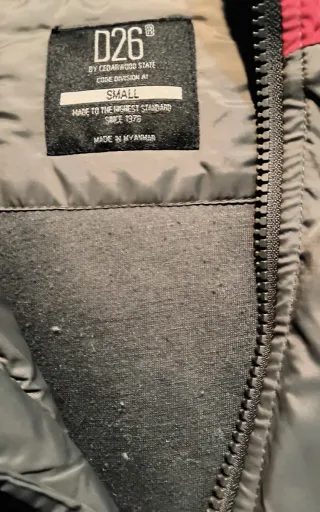 Cazadora caballero impermeable gris y roja