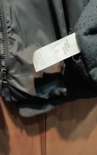 Cazadora caballero impermeable gris y roja