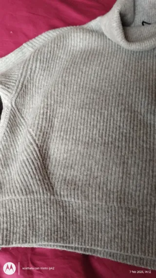 Maglione grigio collo alto