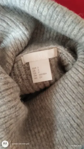 Maglione grigio collo alto