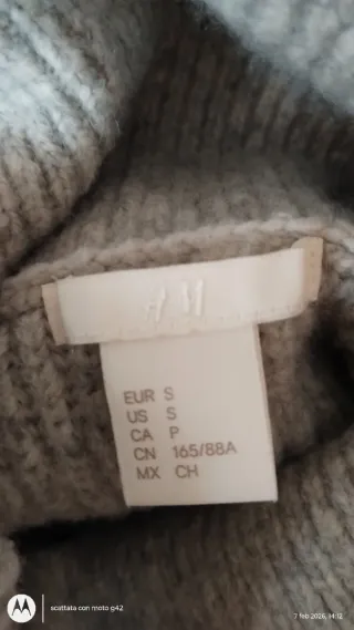 Maglione grigio collo alto