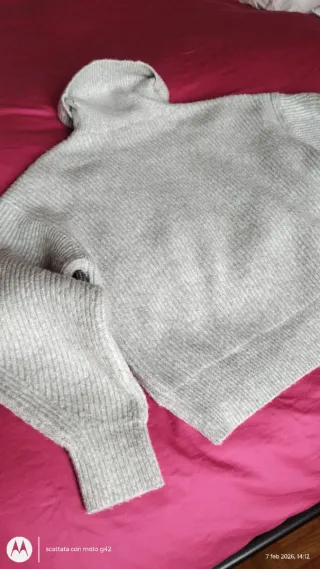 Maglione grigio collo alto