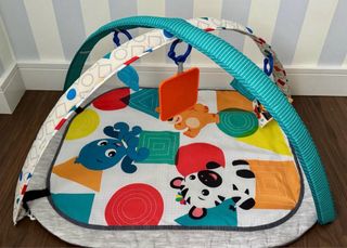 Gimnasio actividades bebé piano y juguetes