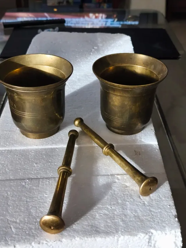 2 morteros antiguos de bronce con majas son dos