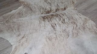 Alfombra de piel beige y marrón