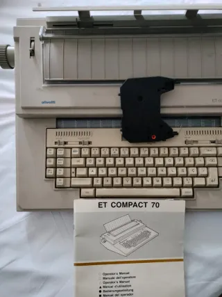 Máquina de escribir Olivetti ET Compact 70