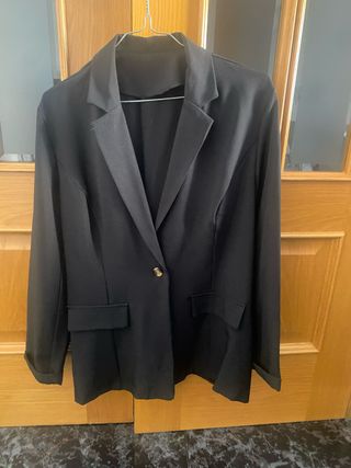 Americana negra con un botón