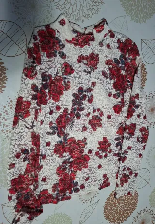 Blusa floral encaje cuello alto
