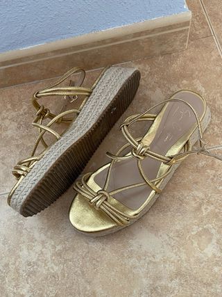 Sandalias doradas Sfera