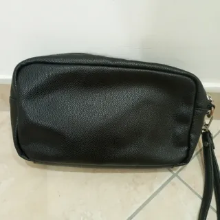 Pochette uomo nera con scritta LIVE 978