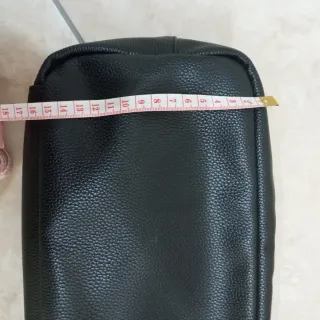 Pochette uomo nera con scritta LIVE 978