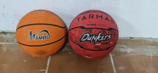 Canasta de baloncesto con 2 pelotas