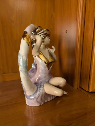 Figura bailarina cerámica dorada
