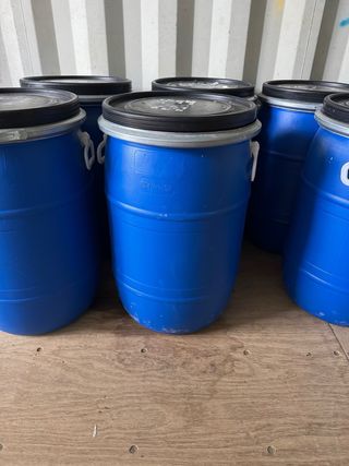 Bidones azules herméticos