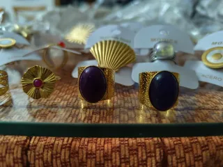 Anillos ajustables dorados con piedra negra