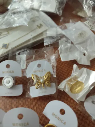 Anillos ajustables dorados con piedra negra