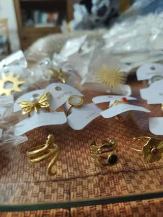 Anillos ajustables dorados con piedra negra