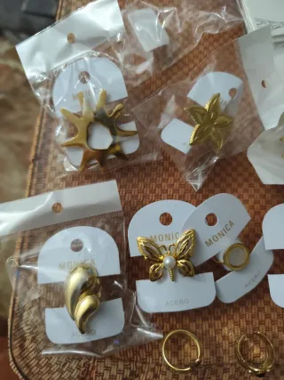 Anillos ajustables dorados con piedra negra