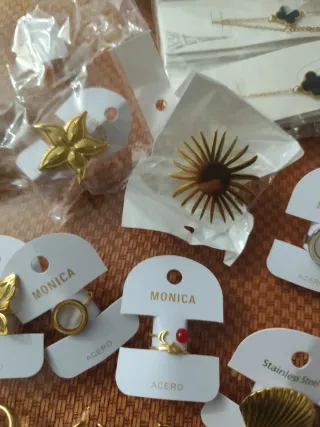 Anillos ajustables dorados con piedra negra