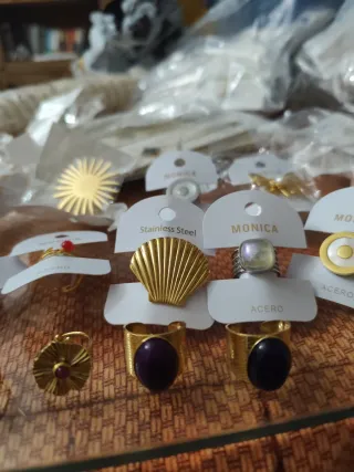 Anillos ajustables dorados con piedra negra