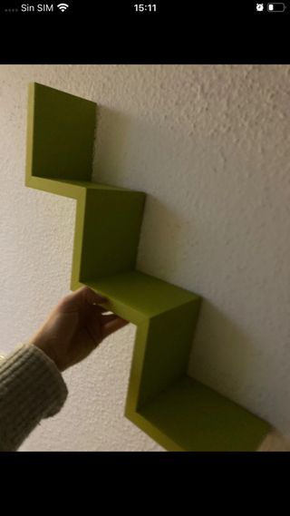 Estantería de madera colorida