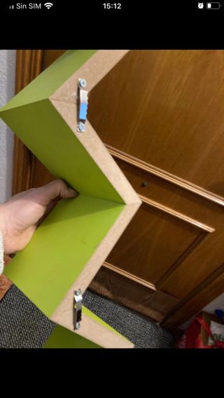 Estantería de madera colorida