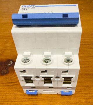 Interruptor Chint DZ47-60 C63 400V
