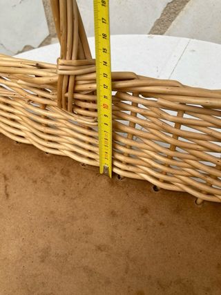 Cesta de mimbre con asa