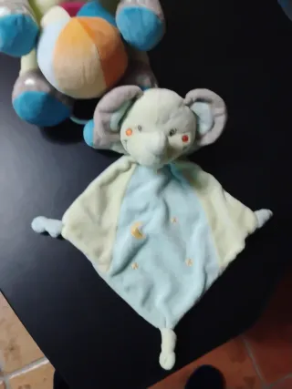 Conjunto bebé: muñeco musical y mantita