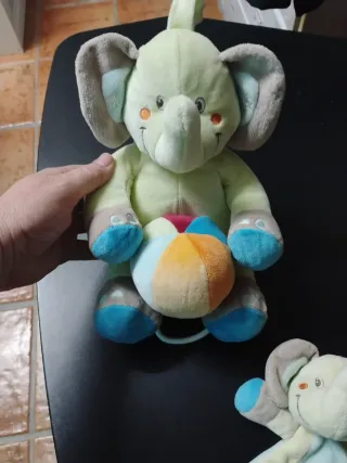 Conjunto bebé: muñeco musical y mantita